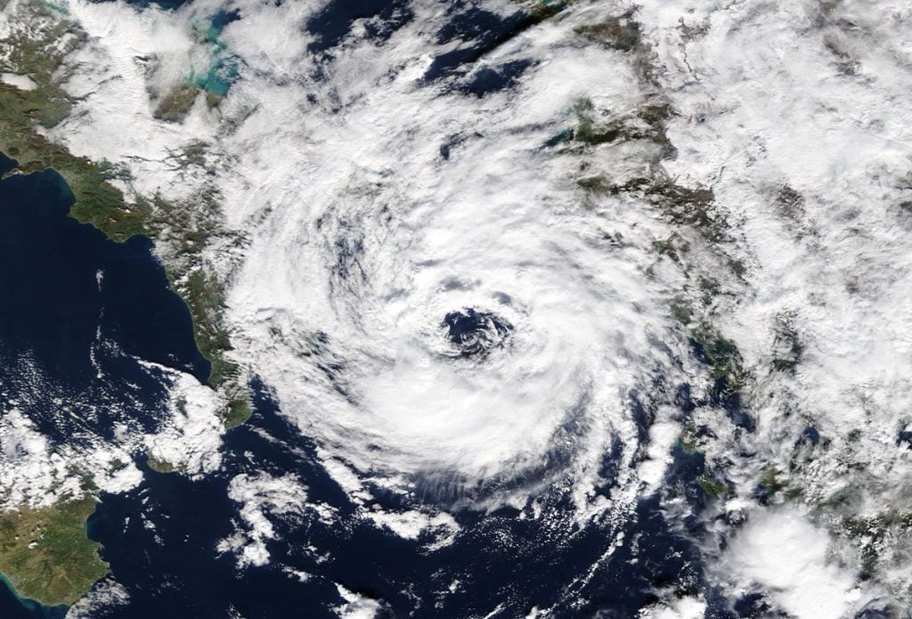 Tormentas ciclónicas en un mundo más cálido más desplazamiento hacia