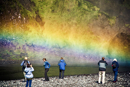 Extremo de un arco iris en Skógar, Islandia. Foto de Nunni Konn