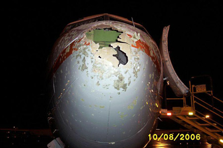 Boeing 727 con impactos de granizo