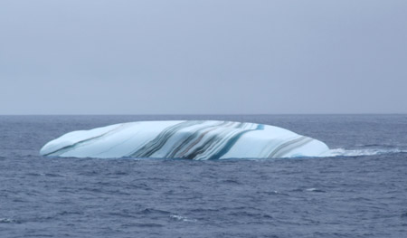 El extraño iceberg estriado