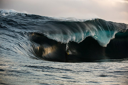 Kerby Brown, surfeando sobre una ola de más de 12 metros de altura
