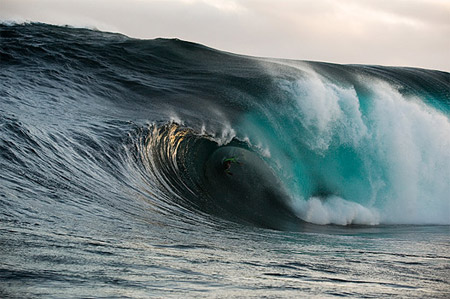 Kerby Brown, surfeando sobre una ola de más de 12 metros de altura
