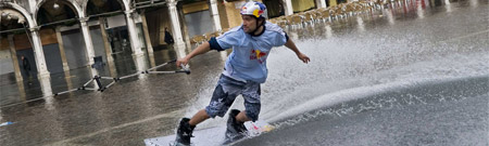 Venecia bajo el agua - Duncan Zuur haciendo esquí­ acuático sobre la Plaza San Marcos