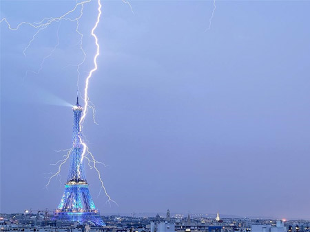 La Torre Eiffel, alcanzada por un rayo