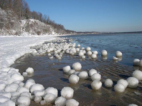 bolas-de-hielo-en-el-agua