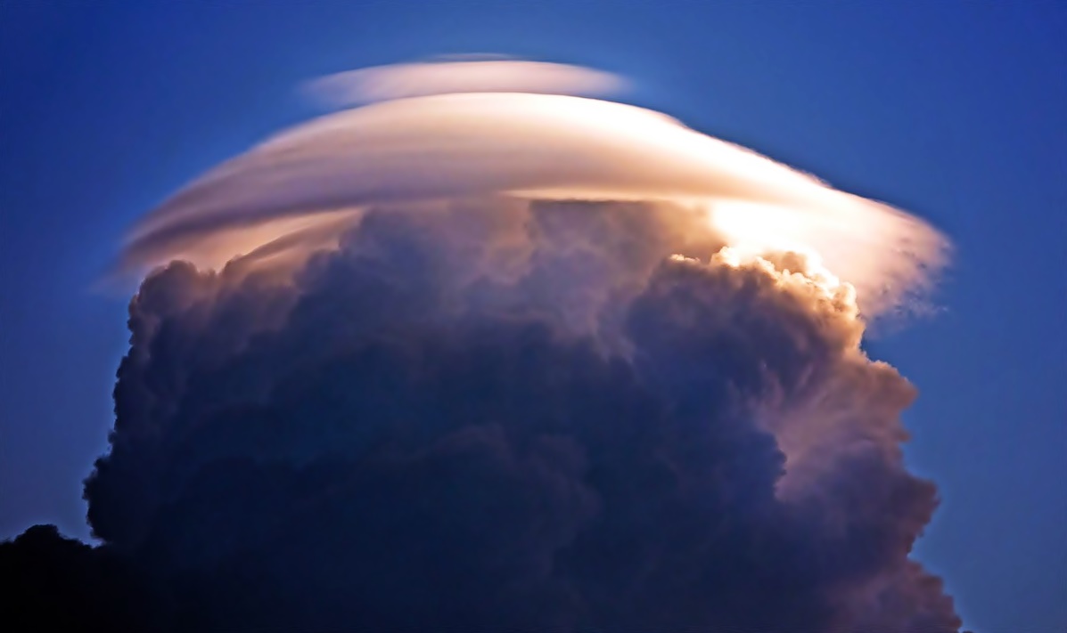 Nube pileus, un «sombrero» en la cima de los cúmulos thumbnail