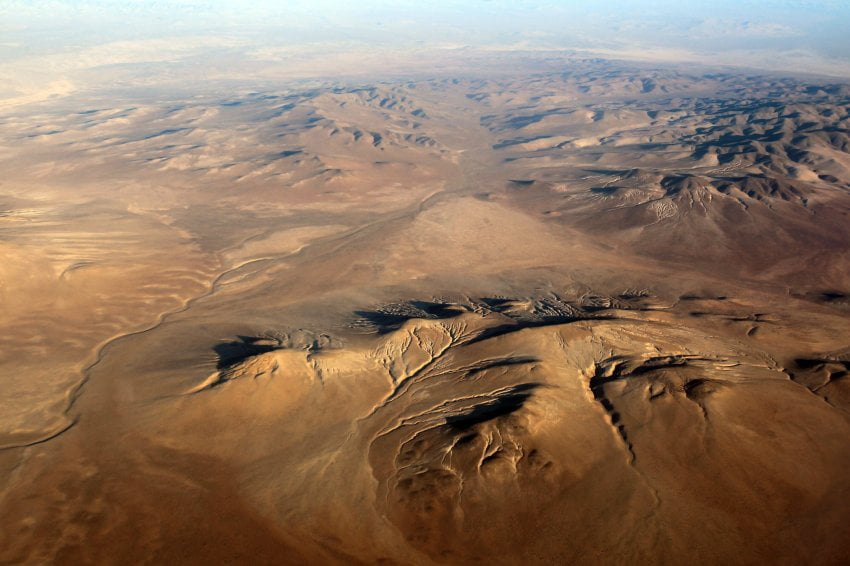 epa02525445 General view of Atacama desert, where the 9th stage of Rally Dakar 2011 was held, in Copiapo, Chile, 11 January 2011. The Atacama is, according to NASA, the driest desert in the world. EPA/LUIS ZABREG +++(c) dpa - Bildfunk+++