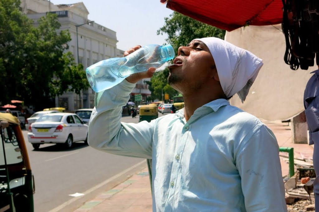 GRA218. NUEVA DELHI, 27/05/2015.- Un hombre, en Nueva Delhi, bebe agua para afrontar con más facilidad la fuerte ola de calor que achaca gran parte de la India que ha dejado atrás a más de un millar de muertos en los estados indios de Andhra Pradesh y Telangana, en el sudeste del país. EFE/Atul Vohra