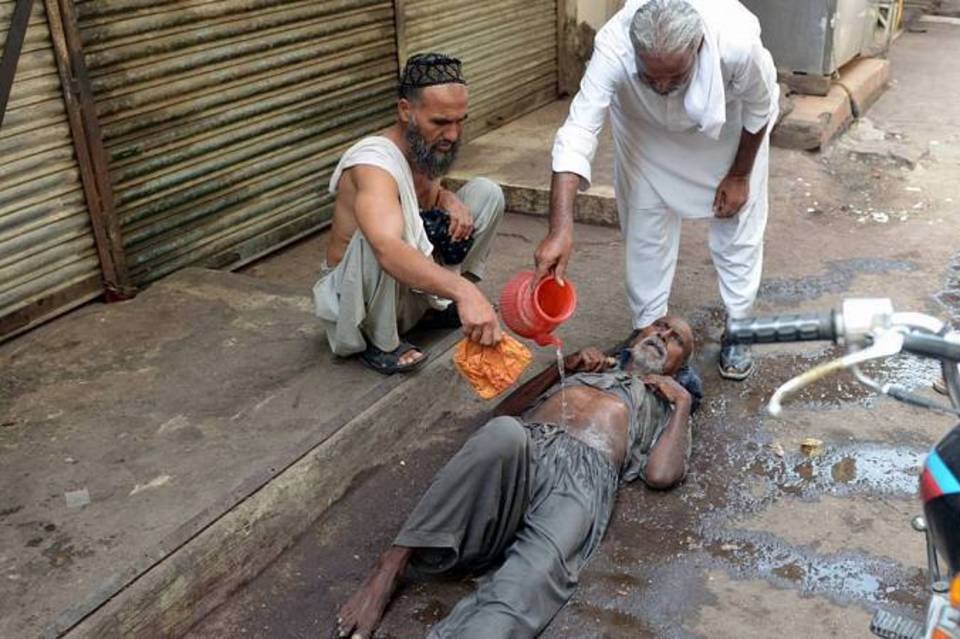 Un-hombre-afectado-por-la-ola-Pakistan