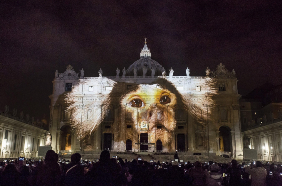 El Vaticano se ilumina por el medio ambiente 7