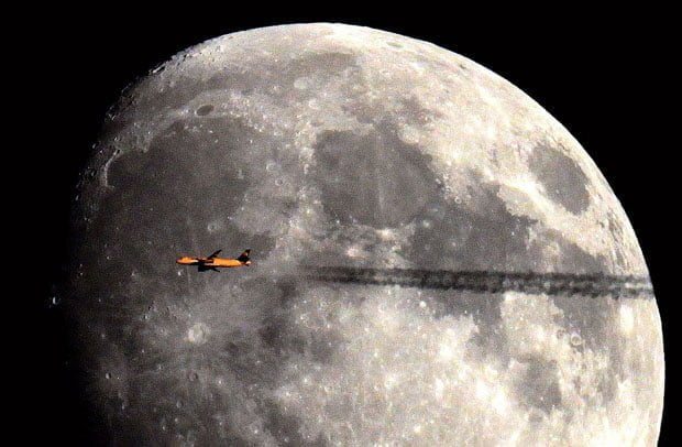 Avion frente a la Luna