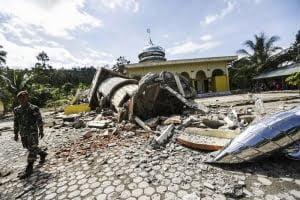 HOT01 ACEH (INDONESIA), 07/12/2016.- Un soldado indonesio inspecciona una mezquita destruída tras el terremoto de 6,5 grados que sacudió hoy la provincia de Aceh, en el norte de Sumatra, Indonesia, hoy, 7 de diciembre de 2016. Las autoridades de Indonesia elevaron a 49 el número de muertos y a casi 500 el de heridos tras el seísmo. La región del movimiento telúrico es la misma en la que en 2004 un potente seísmo de entre 9,1 y 9,3 grados formó un tsunami en el océano Índico que mató a unas 230.000 personas en una docena de países, la mayoría de ellos en Aceh. EFE/HOTLI SIMANJUNTAK