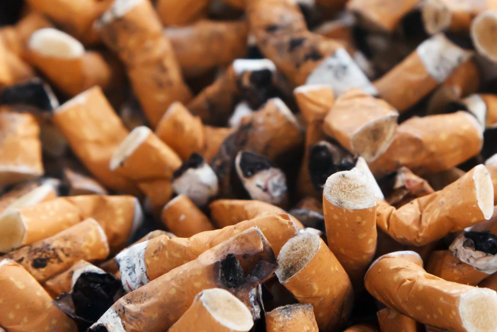 Las colillas de cigarrillo permanecen doce años en la naturaleza