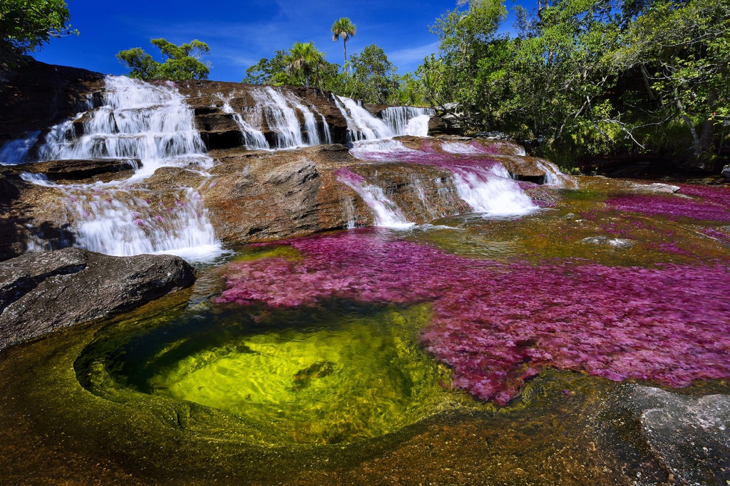 El río que cambia de color siete veces en el año