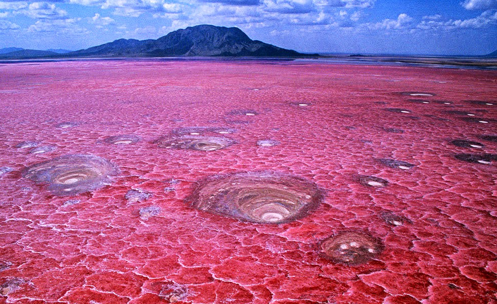 Este lago es capaz de convertir en estatuas de sal a quien ose desafiar su naturaleza